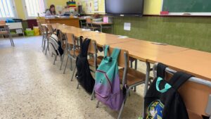 Una maestra corrige en el aula de la escuela Barceló Matas de Palafrugell (ACN)