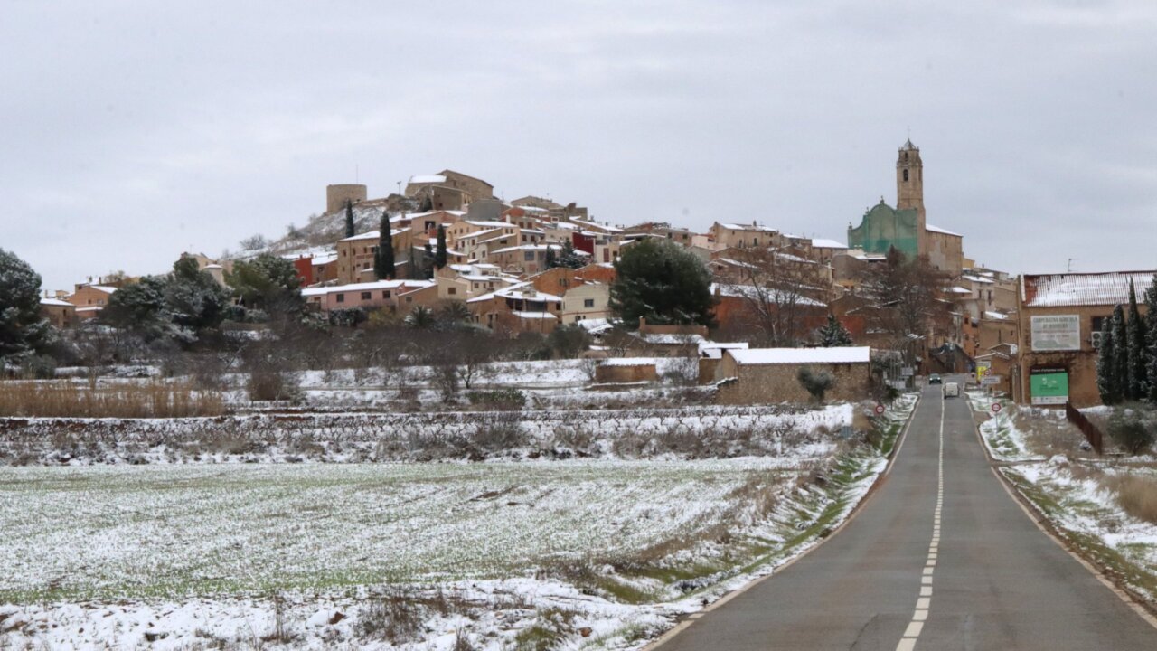Vista del pueblo de Barberà de la Conca cubierto de nieve (Eloi Tost, ACN)
