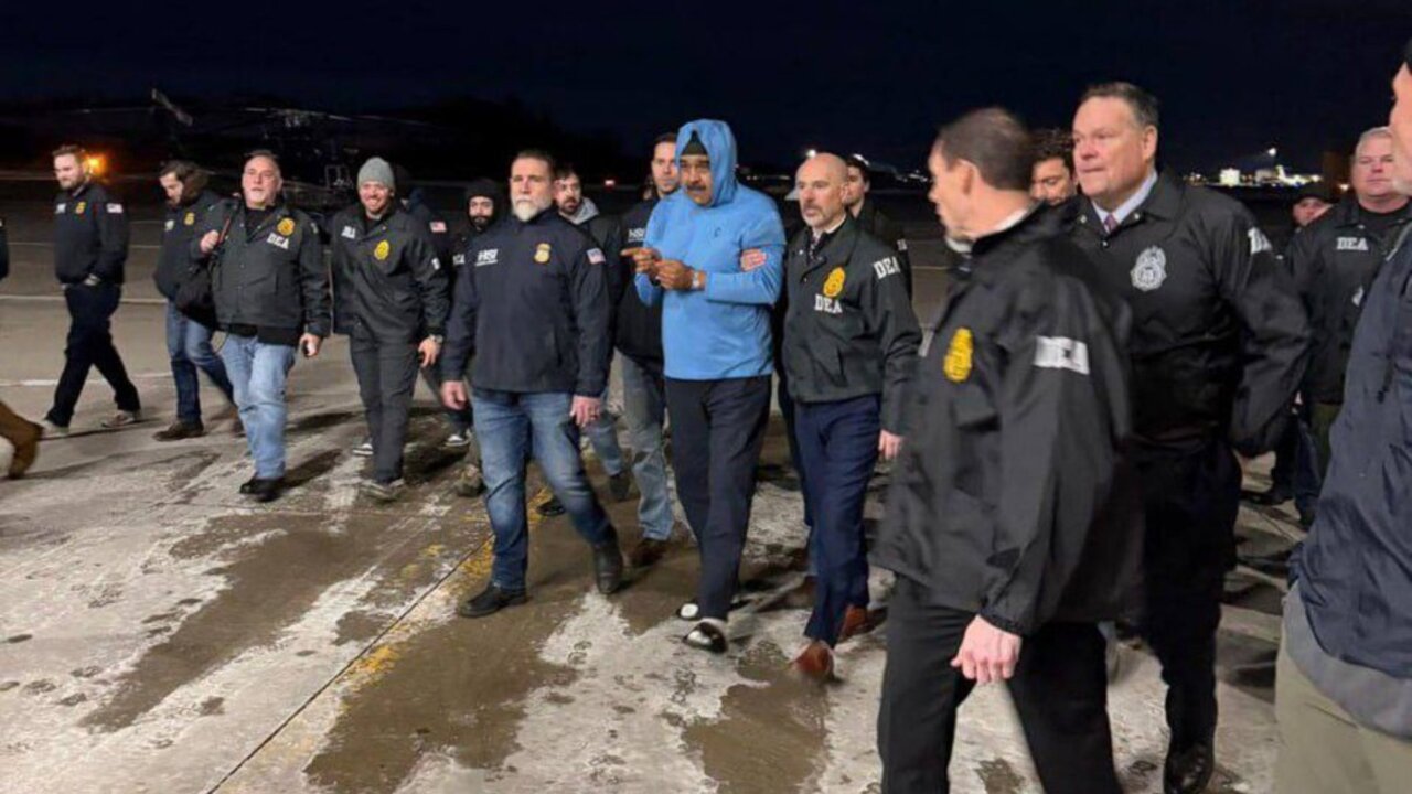 Nicolás Maduro, expresidente de Venezuela, acompañado por agentes de la DEA en Estados Unidos