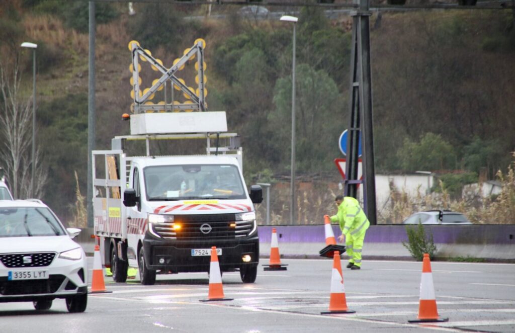 Los operarios retiran los conos de la vía que impedían el paso por la AP-7 en sentido sur en Martorell (Laura Busquets, ACN)