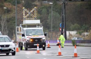 Los operarios retiran los conos de la vía que impedían el paso por la AP-7 en sentido sur en Martorell (Laura Busquets, ACN)