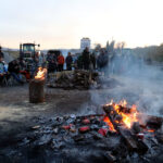 Pagesos reunits al tall de la C-16 amb fogueres per escalfar-se