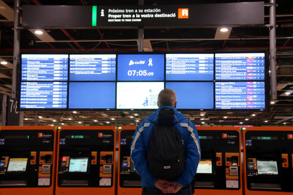 Un pasajero en la estación de Sants de Barcelona (Andrea Salazar, ACN)