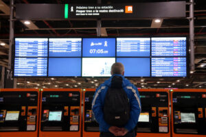 Un pasajero en la estación de Sants de Barcelona (Andrea Salazar, ACN)