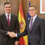 Pedro Sánchez i Alberto Núñez Feijóo es donen la mà a La Moncloa