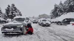 Una persona posa cadenes al seu vehicle a la Masella (ACN)
