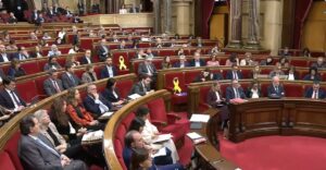 Imatge del ple del Parlament de Catalunya amb diputats asseguts