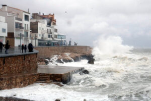 Imatge de la costa amb onades fortes durant un temporal marítim.