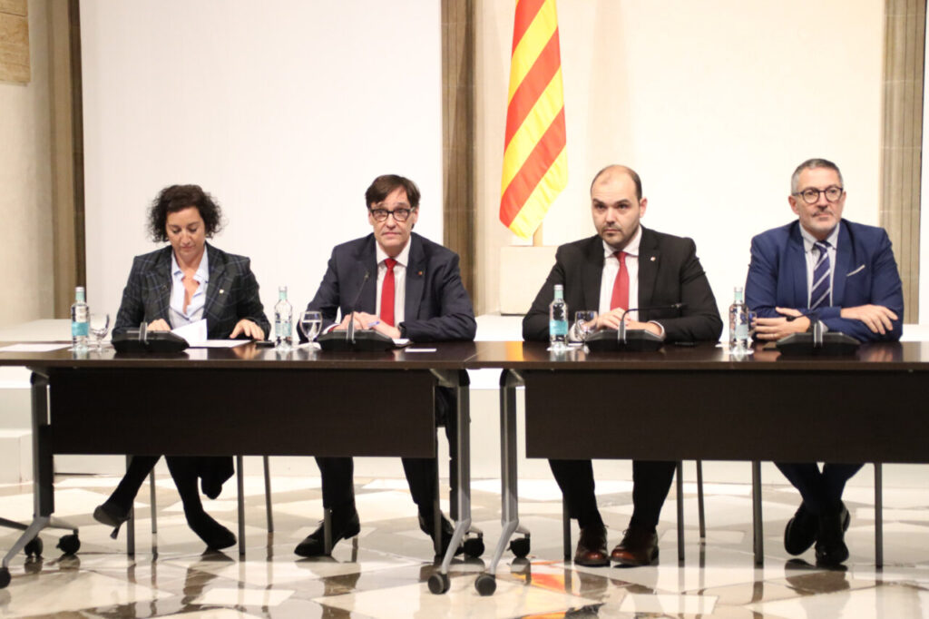 De izquierda a derecha, Alícia Romero, Salvador Illa, Albert Dalmau y Miquel Sàmper durante la reunión con sectores económicos y sociales (Bernat Vilaró, ACN)