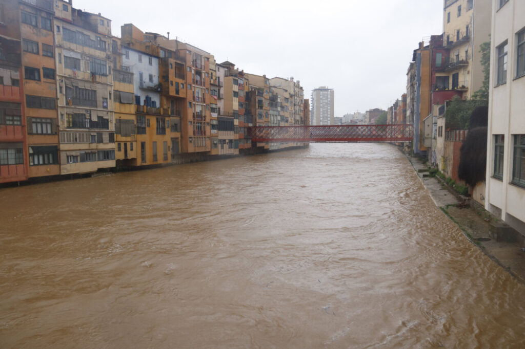 Imatge d'un riu desbordat amb edificis al costat