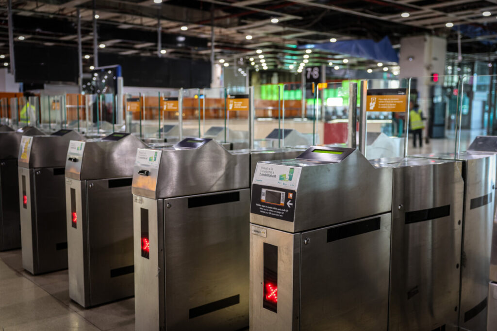Torniquetes d'estació de tren a Catalunya amb llum vermella