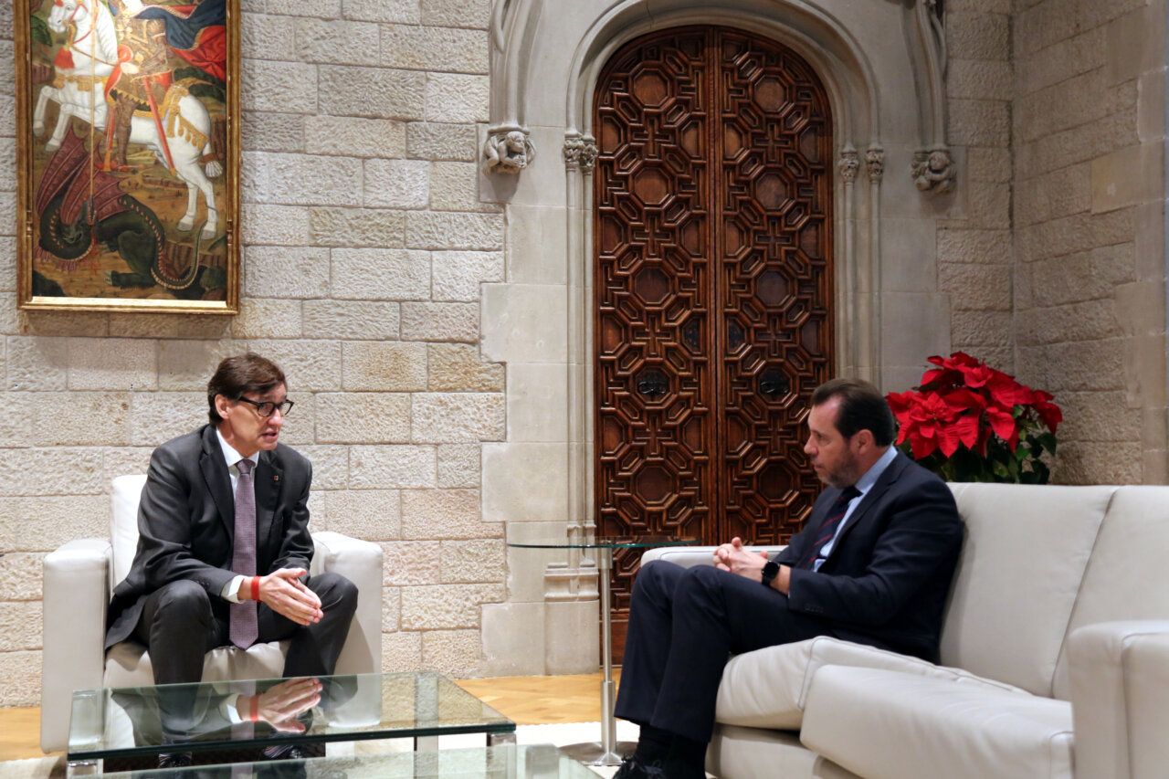 Salvador Illa i Óscar Puente conversant al Palau de la Generalitat