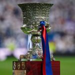 Trofeu de la Supercopa d'Espanya amb decoracions i cinta