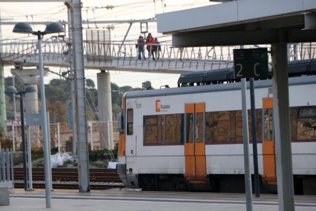 Un tren detenido en las vías de la estación de Tarragona este domingo (Jordi Marsal, ACN)