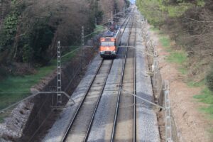 Un tren de Rodalies circula por las vías llegando a Caldes de Malavella (Aleix Freixas, ACN)