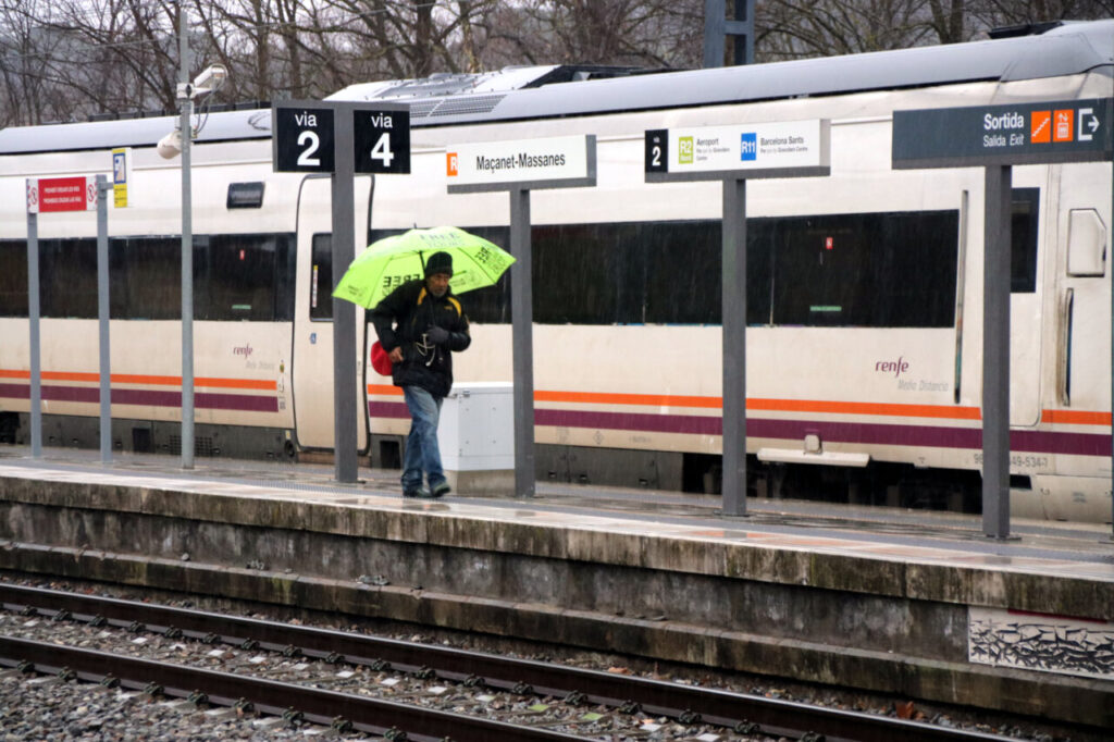 Un usuari que ha baixat del tren va a buscar l'autobus (Berta Artigas Fontàs, ACN)