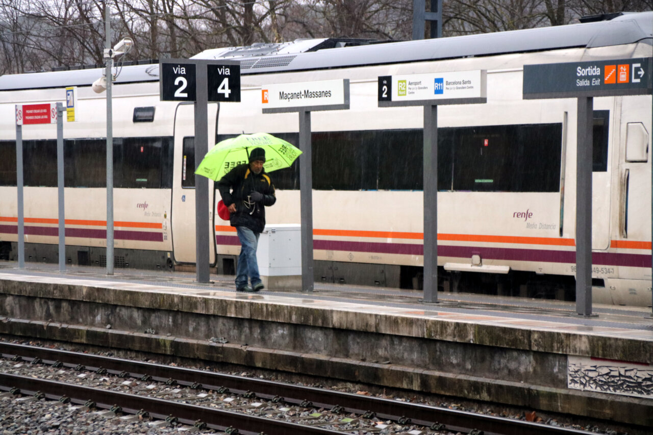 Un usuario que ha bajado del tren va a buscar el autobús (Berta Artigas Fontàs, ACN)