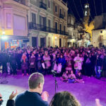 Centenars de veïns de Calella es concentren a la plaça de l’Ajuntament per condemnar la doble agressió masclista ocorreguda al municipi (Gemma Sánchez Bonel, ACN)