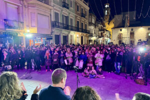 Cientos de vecinos de Calella se concentran en la plaza del Ayuntamiento para condenar la doble agresión machista ocurrida en el municipio (Gemma Sánchez Bonel, ACN)