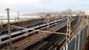 Les vies de l'estació de trens de Tarragona amb diversos trens aturats per la interrupcció del servei (Arnau Martínez i Aina Martí, ACN)