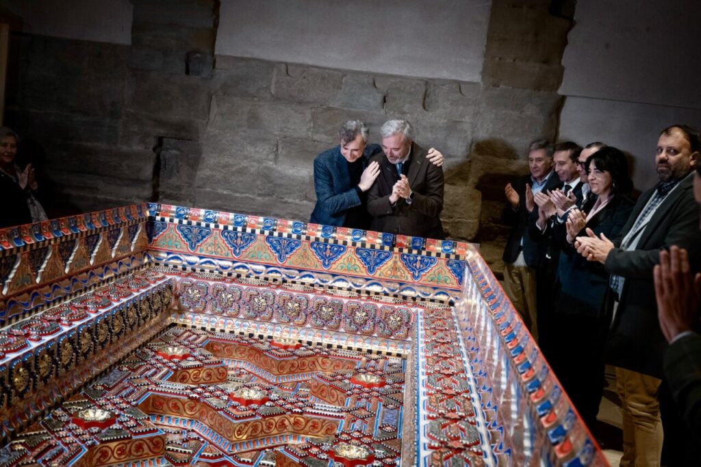 El presidente de Aragón, Jorge Azcón, visitando la reproducción de la Sala Capitular del monasterio de Vilanova de Sixena (Gobierno de Aragón)