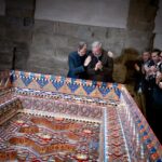 El president d'Aragó, Jorge Azcón, visitant la reproducció de la Sala Capitular del monestir de Vilanova de Sixena (Govern d'Aragó)