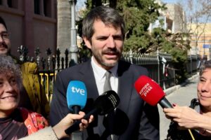El ministre de Cultura, Ernest Urtasun, durant l'atenció als mitjans de comunicació a Vilanova i la Geltrú (Albert Segura, ACN)