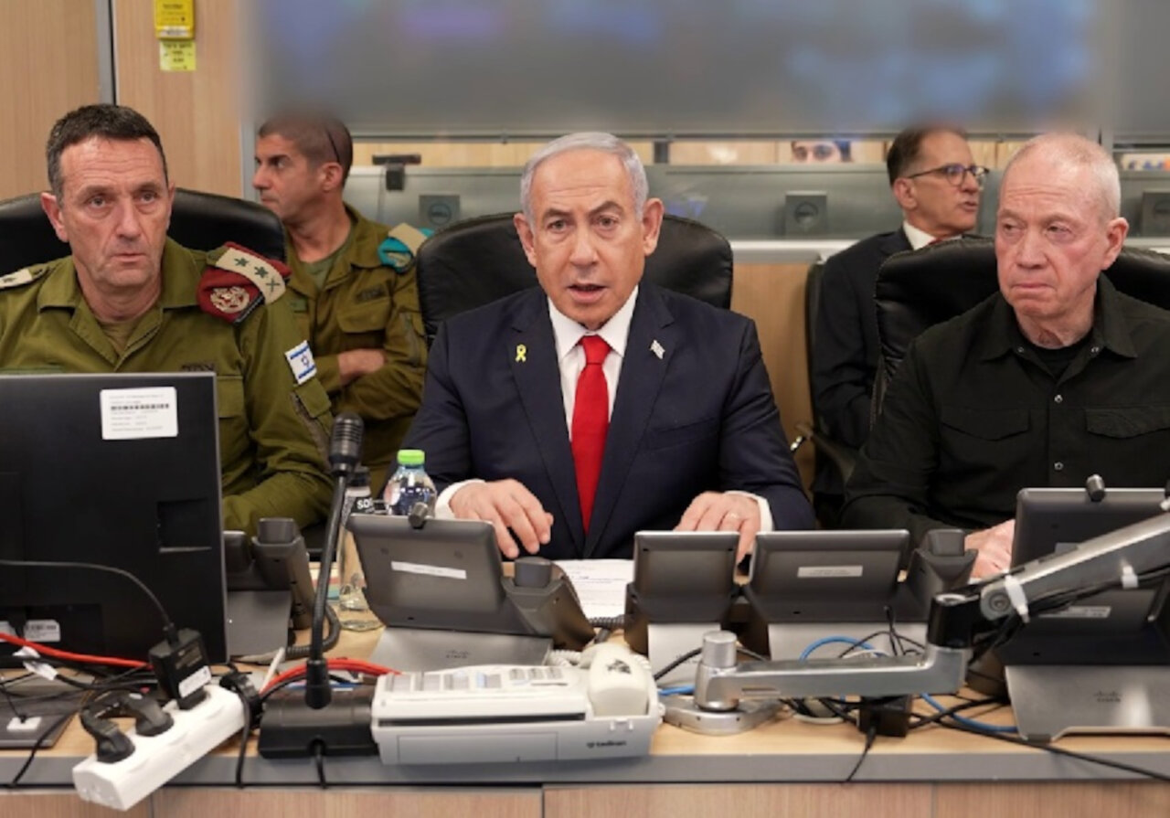 El primer ministro israelí, Benjamin Netanyahu, durante una reunión con varios miembros de las fuerzas de defensa del país (Oficina del primer ministro israelí)