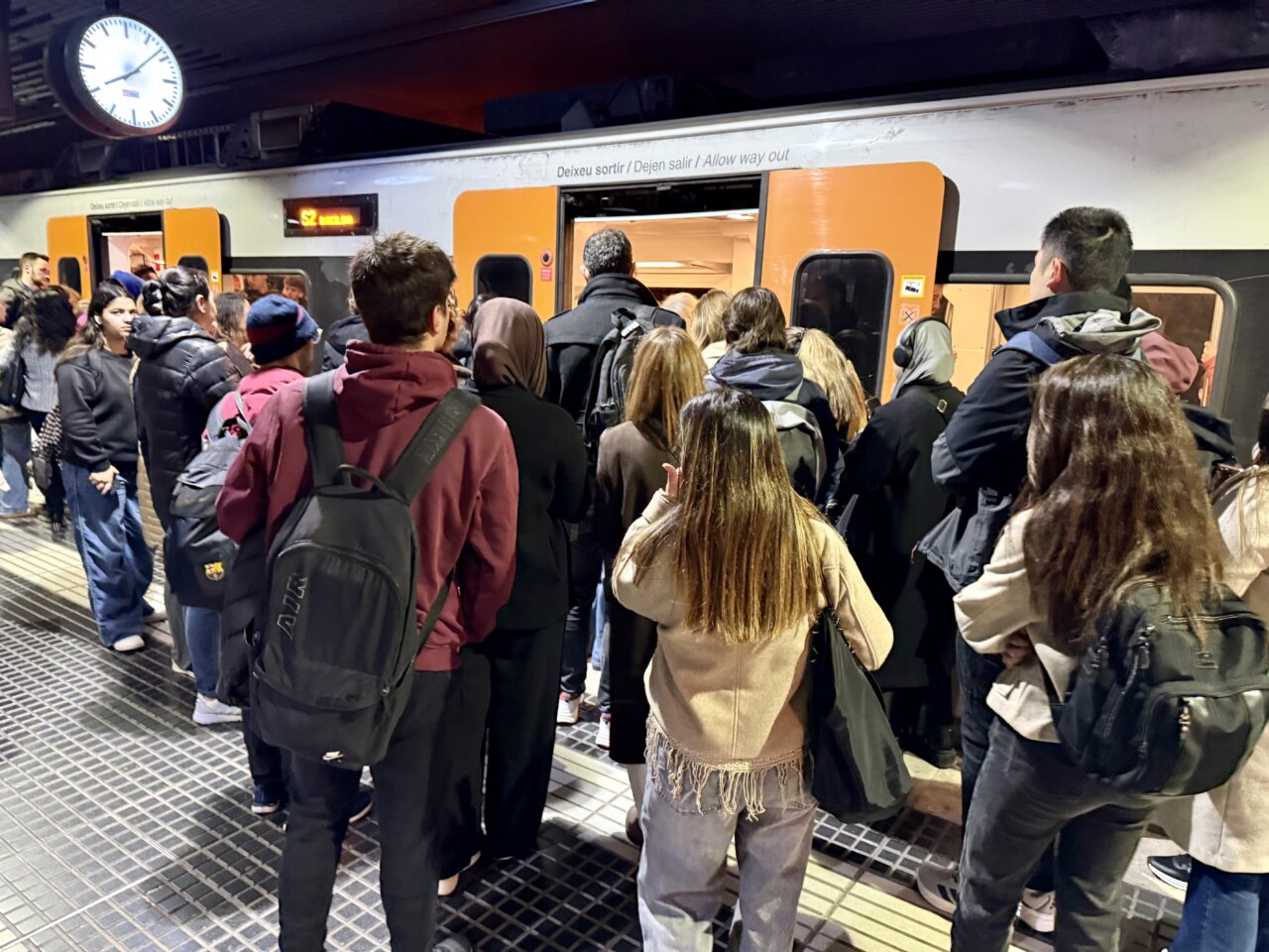 Usuaris de l'estació Sabadell Plaça Major de FGC (Àlex Recolons - ACN)