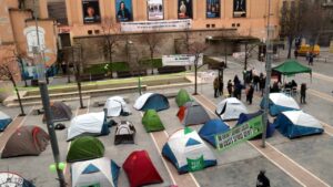 Acampada de la PAHC a la plaça Sant Domènec (Nia Escolà, ACN)