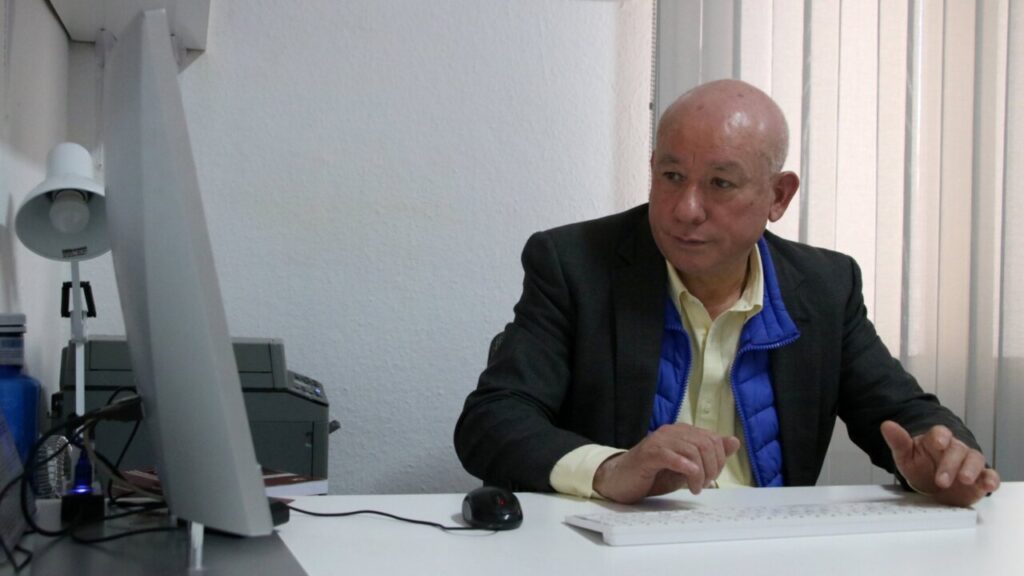 El abogado Bernardo Casique, en su despacho (Bernat Vilaró, ACN)