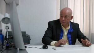 L'advocat Bernardo Casique, al seu despatx (Bernat Vilaró, ACN)