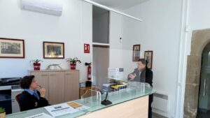 L'alcalde de les planes d'Hostoles, Marc Puig a l'Ajuntament (Gerard Vilà, ACN)