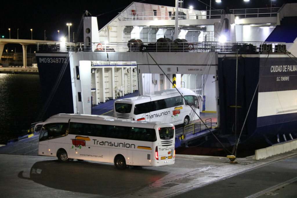 Los buses para reforzar los servicios interurbanos que han llegado este sábado desde Mallorca (Andrea Salazar, ACN)