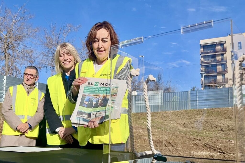 La consellera de Territori, Sílvia Paneque, amb l'alcaldessa de Granollers, Alba Barnusell, en la col·locació de la primera pedra de la nova promoció del Lledoner (Norma Vidal, ACN)