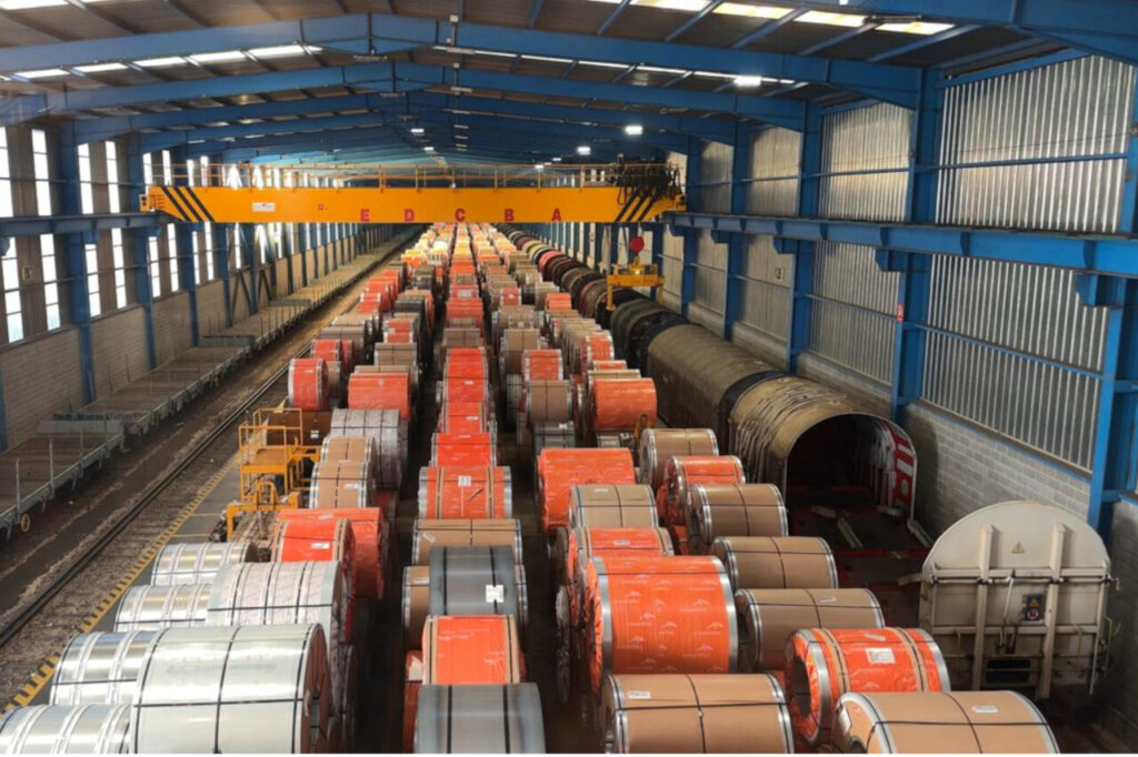 Imatge d'un magatzem amb bobines de metall immobilitzades