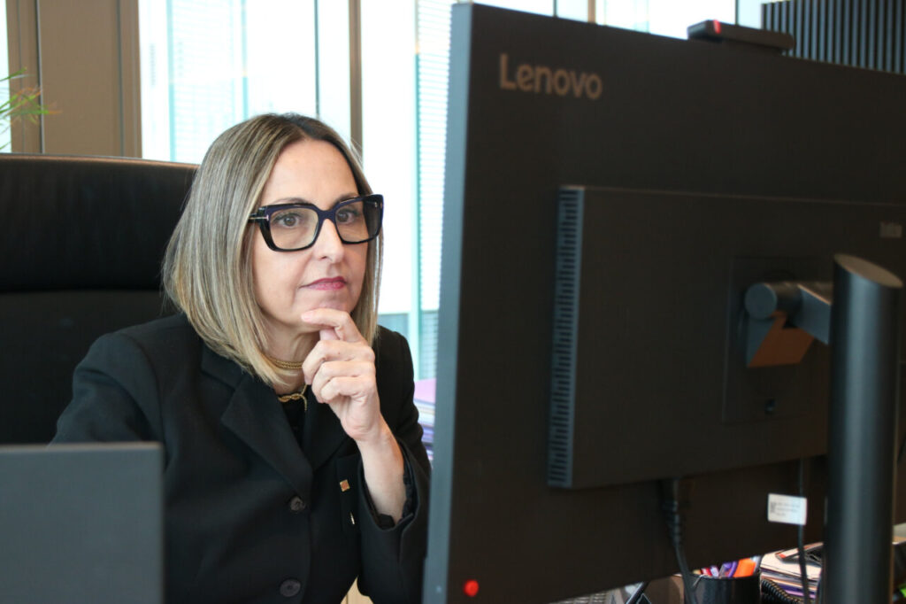 La consellera d'Igualtat i Feminisme treballant a l'oficina