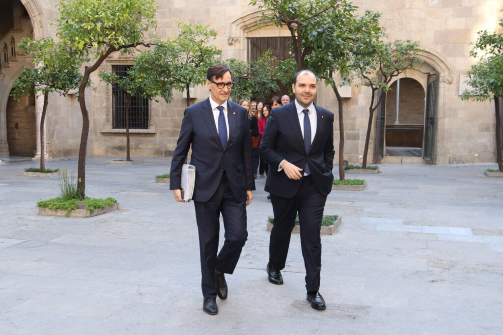 El presidente de la Generalitat, Salvador Illa, y el conseller de la Presidencia, Albert Dalmau, llegando a la reunión del Consell Executiu de este martes (Maria Pratdesaba, ACN)