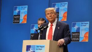 El presidente de Estados Unidos, Donald Trump, durante la rueda de prensa posterior a la cumbre de la OTAN celebrada en La Haya (Albert Cadanet, ACN)