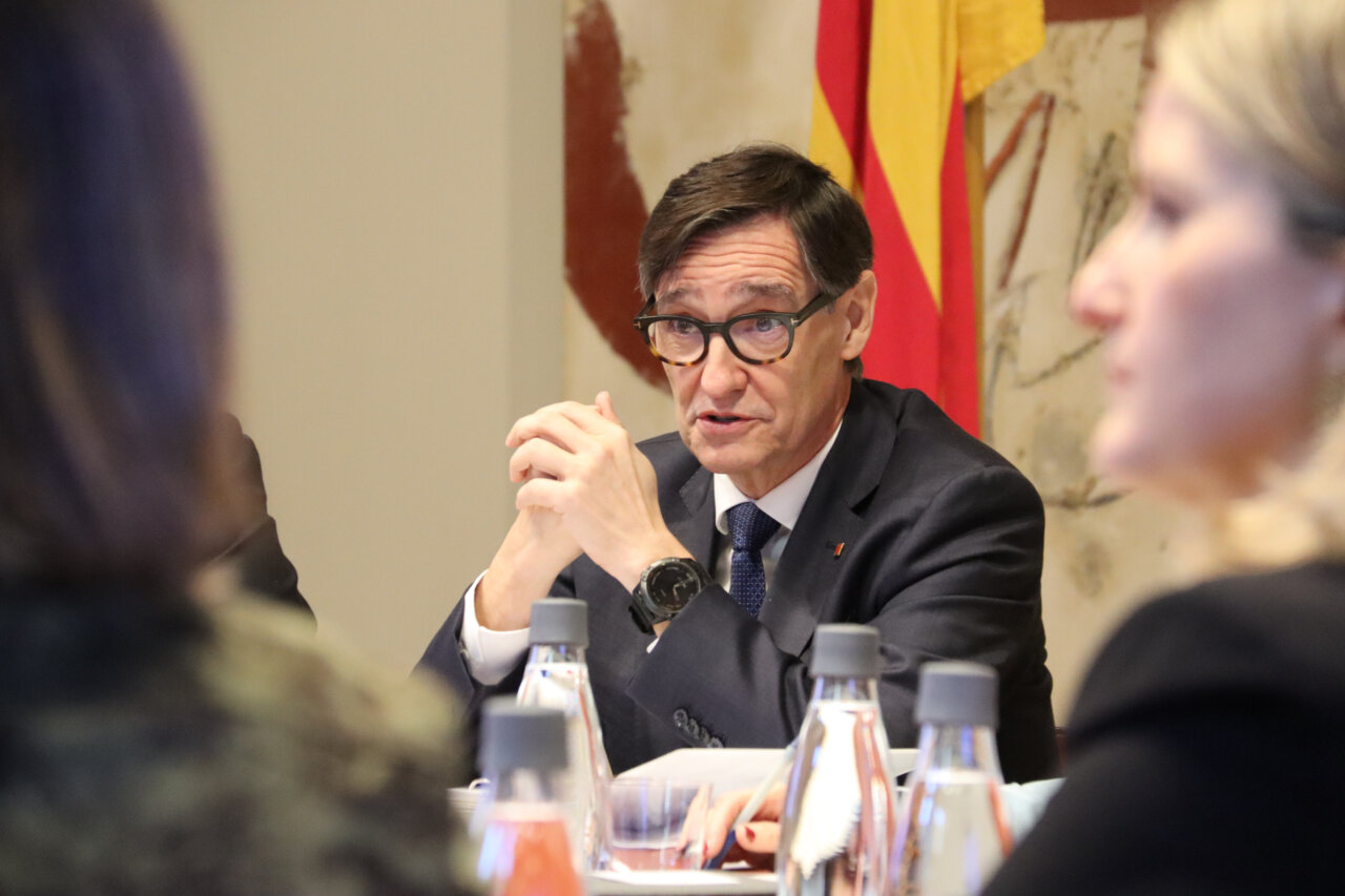 El president Illa parlant durant una reunió del consell tècnic de la Generalitat