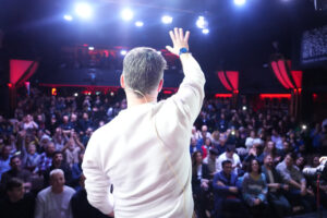 Gabriel Rufián parlant davant d'un públic en un acte a Madrid