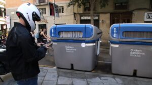 Un inspector mira si hi ha algun contenidor desbordat (Blanca Blay, ACN)