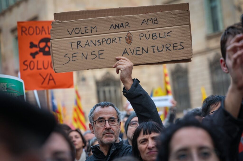 Pancartes reivindicatives de la manifestació convocada per una vintena d'entitats per denunciar la situació de Rodalies a Barcelona amb el lema 'Sense trens no hi ha futur' (Jordi Borràs, ACN)