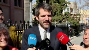 El ministre de Cultura, Ernest Urtasun, durant l'atenció als mitjans de comunicació a Vilanova i la Geltrú (Albert Segura, ACN)