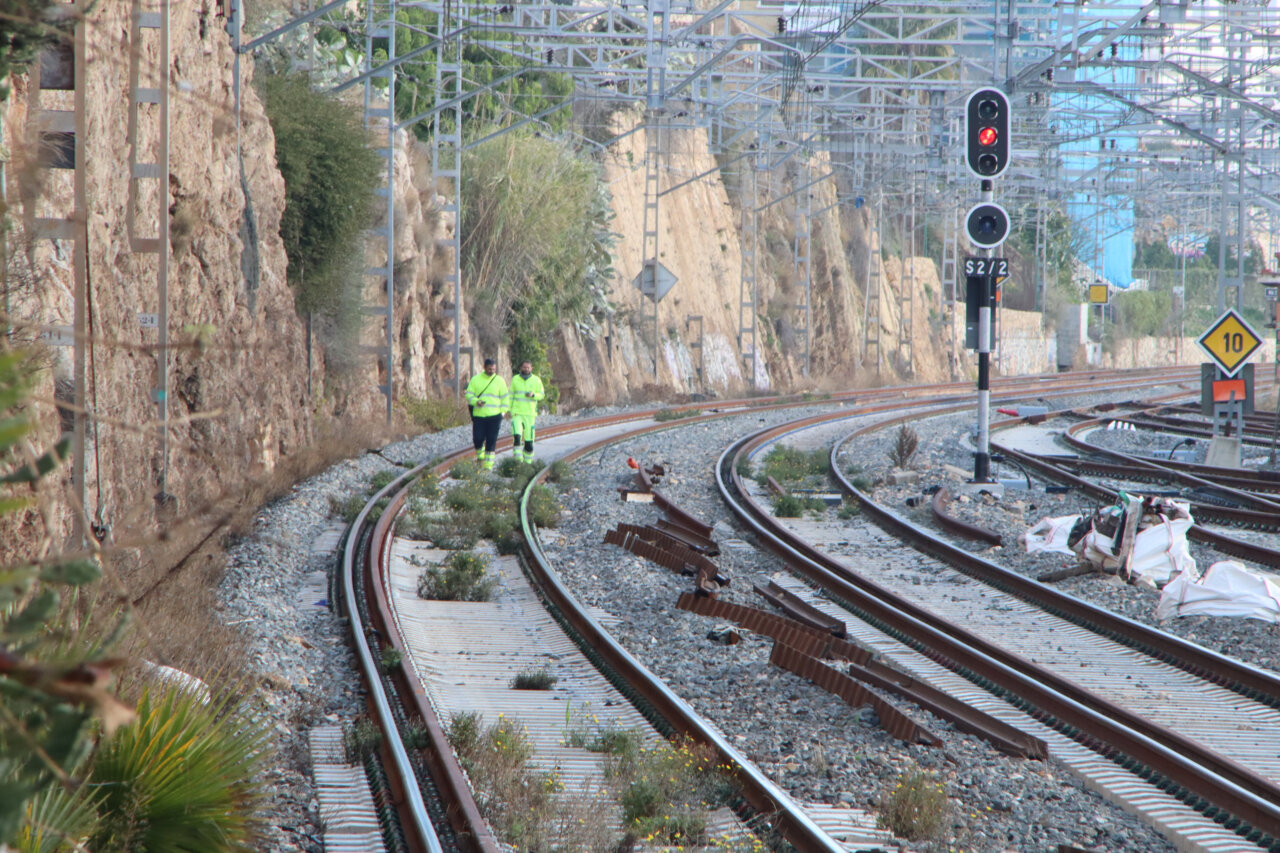 Operaris d'Adif revisant una via ferroviària a Tarragona