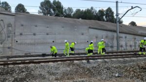 Operarios trabajando en el refuerzo del talud de la AP-7 hundido sobre las vías de la línea R4 de Rodalies de Renfe en Gelida (Ministerio de Transportes y Movilidad Sostenible, ACN)