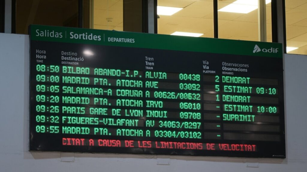 Pantalla con cancelaciones en la alta velocidad (Aina Martí y Maria Asmarat, ACN)