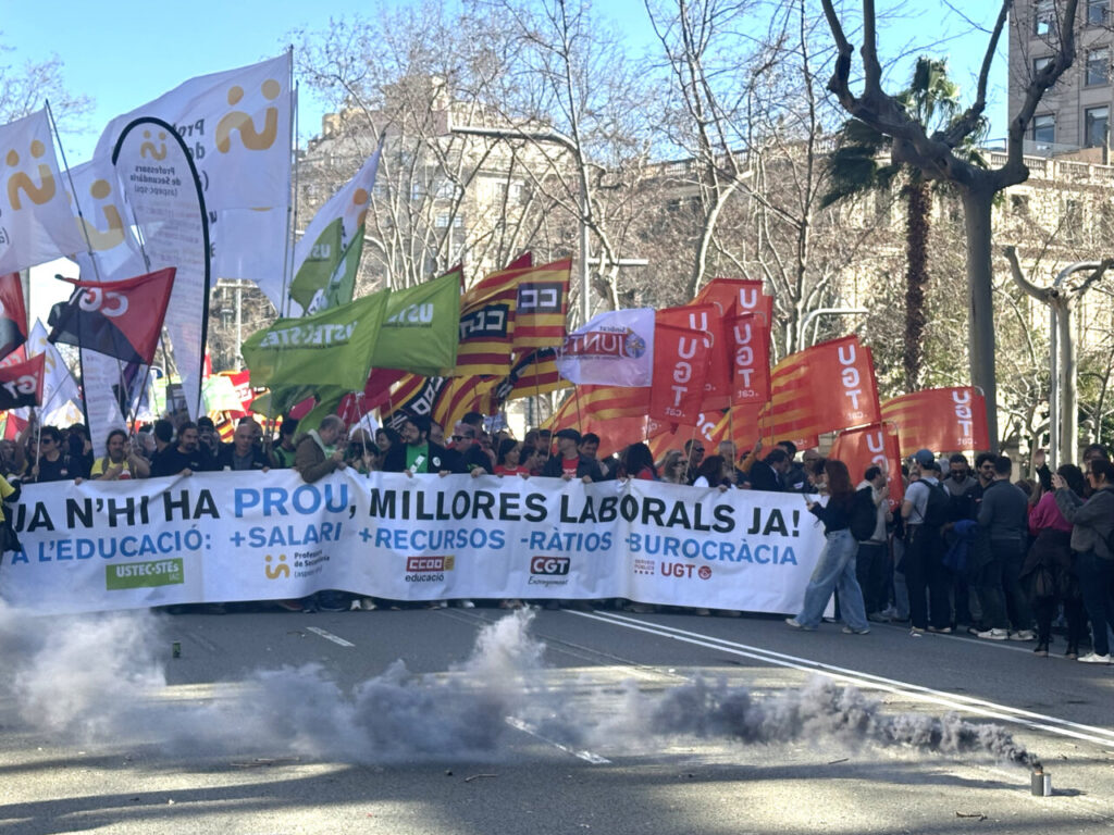 Manifestants amb pancartes i banderes durant la vaga educativa a Catalunya
