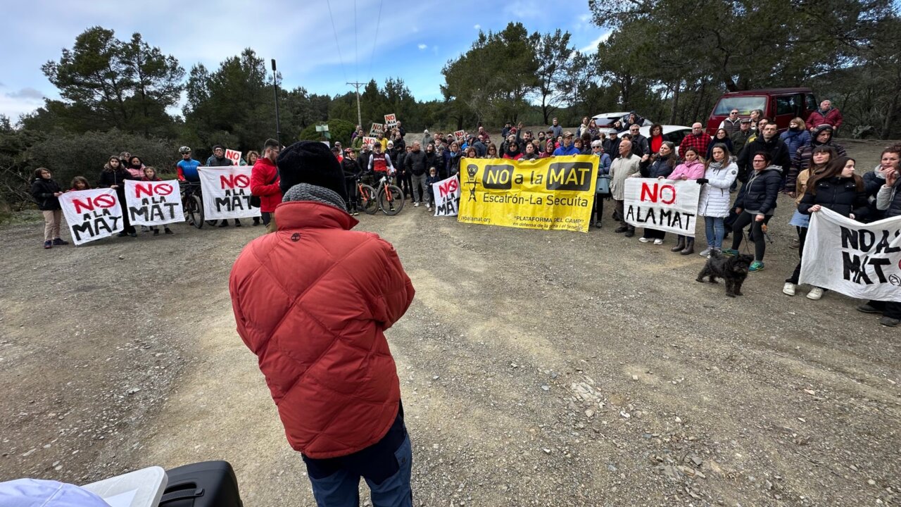 Un centenar de persones escenifiquen el rebuig envers la nova línia MAT entre l'Aragó i Catalunya al bosc del Picarany (Ariadna Escoda, ACN)