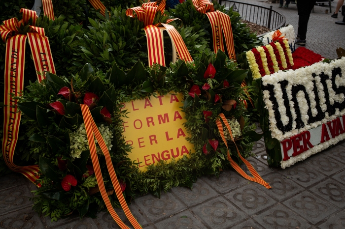 Rètol de la Plataforma de la Llengua en un homenatge a Rafael de Casanova